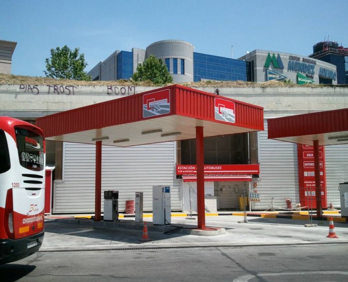 marquesina especial de gasolinera de autobuses en la estacion sur