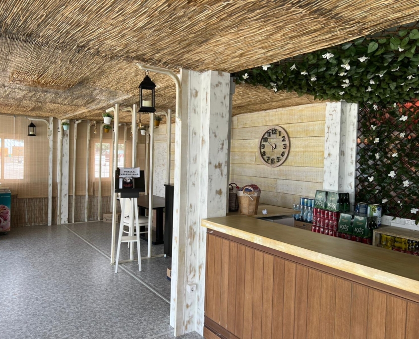 Detalle de la cafetería modular prefabricada, destacando su diseño estético y funcional en el Centro de Hípica Las Cadenas. Soluciones rápidas, adaptables y con menor impacto ambiental.