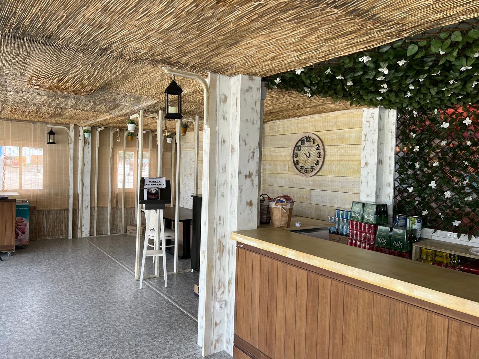 Detalle de la cafetería modular prefabricada, destacando su diseño estético y funcional en el Centro de Hípica Las Cadenas. Soluciones rápidas, adaptables y con menor impacto ambiental.
