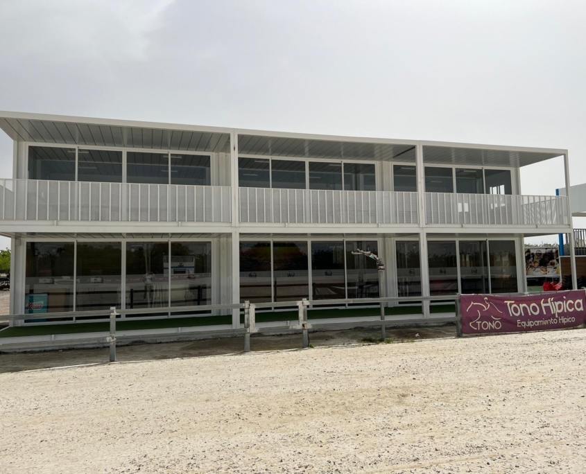 Detalle de la cafetería modular prefabricada, destacando su diseño estético y funcional en el Centro de Hípica Las Cadenas.