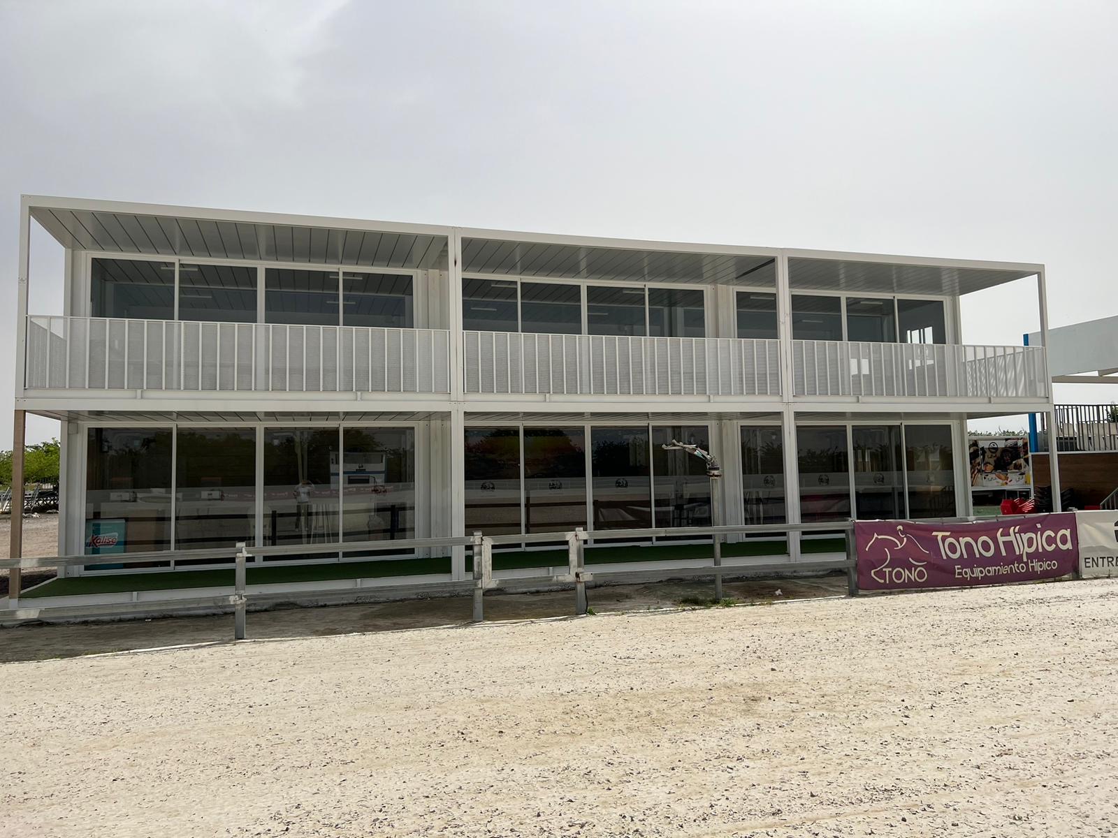 Detalle de la cafetería modular prefabricada, destacando su diseño estético y funcional en el Centro de Hípica Las Cadenas.