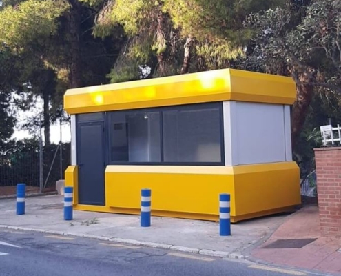 Módulo prefabricado de Europa Prefabri con revestimientos personalizados, opciones de acabado en superficies gofradas, acanaladas y lisas, y vinilos exteriores con colores corporativos y logotipos. Diseño adaptable con pintura en diversos colores, peto perimetral y estructura oculta para un acabado moderno y profesional.
