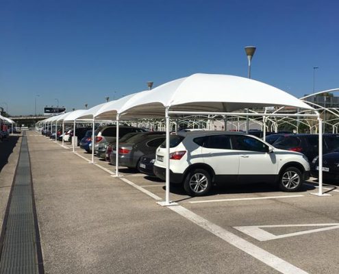 Carport tissu tendue pour parking installé à l'aéroport Adolfo Suárez Madrid Barajas