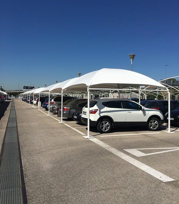 Carport tissu tendue pour parking installé à l'aéroport Adolfo Suárez Madrid Barajas