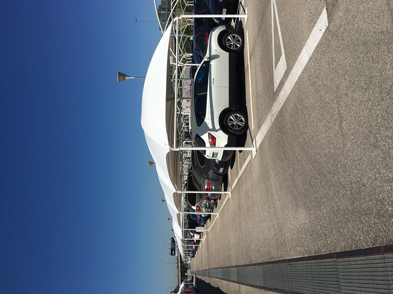 Carport tissu tendue pour parking installé à l'aéroport Adolfo Suárez Madrid Barajas
