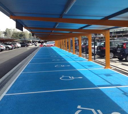 abris voiture métalliques avec une couverture en tôle galvanisée pour l'aéroport de Madrid