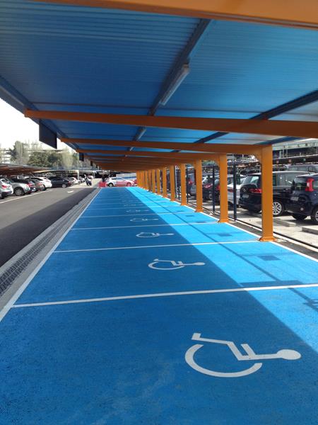 abris voiture métalliques avec une couverture en tôle galvanisée pour l'aéroport de Madrid