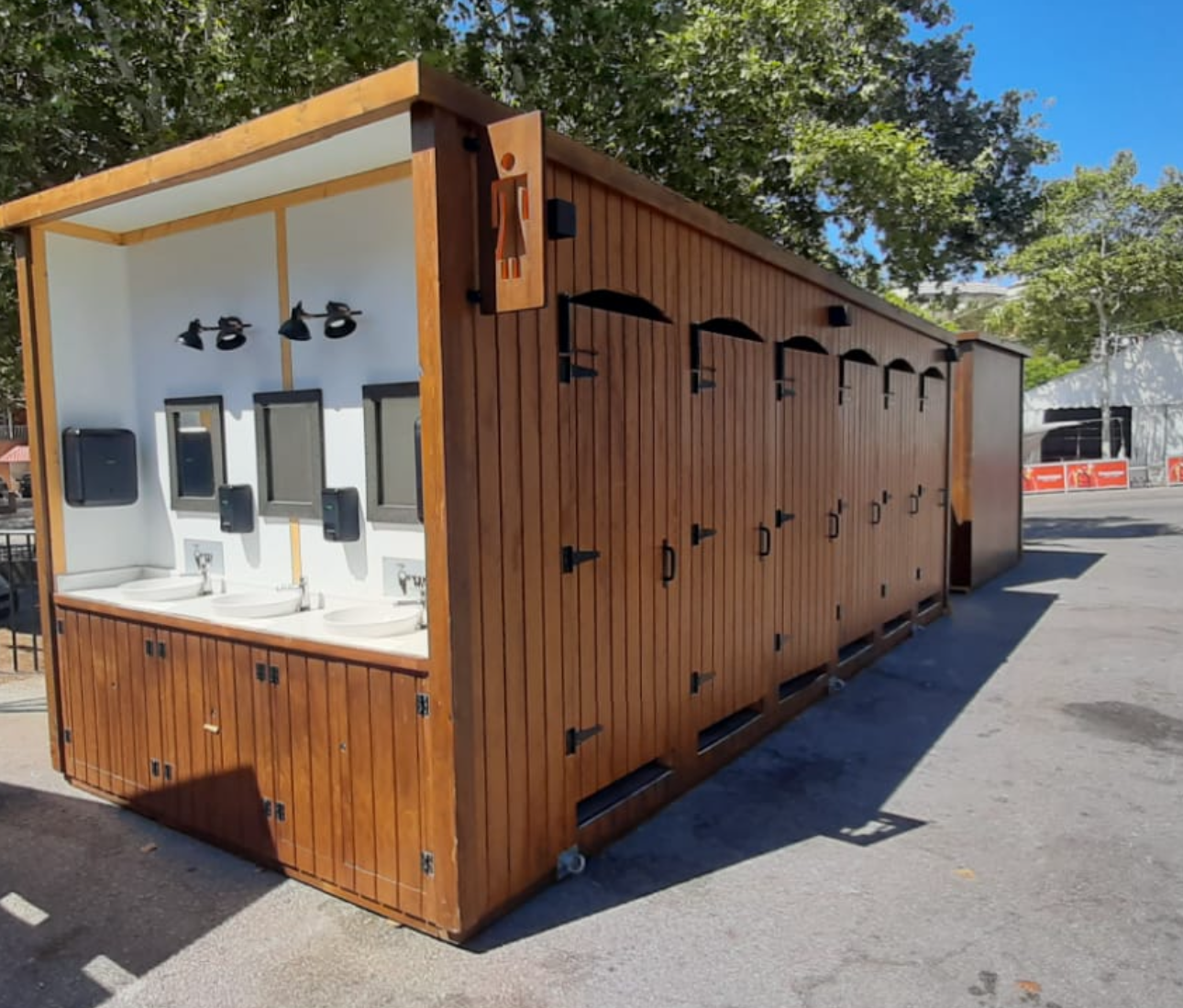 Módulos prefabricados de Europa Prefabri, utilizados como aseos en el festival Mare Nostrum.