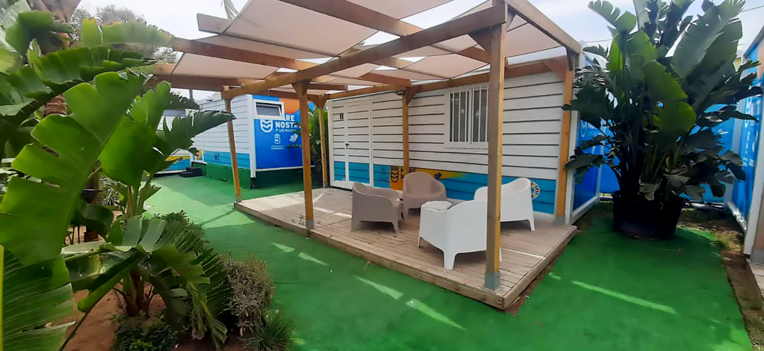Módulo prefabricado de Europa Prefabri con revestimientos personalizados, opciones de acabado en superficies gofradas, acanaladas y lisas, y vinilos exteriores con colores corporativos y logotipos. Diseño adaptable con pintura en diversos colores, peto perimetral y estructura oculta para un acabado moderno y profesional.