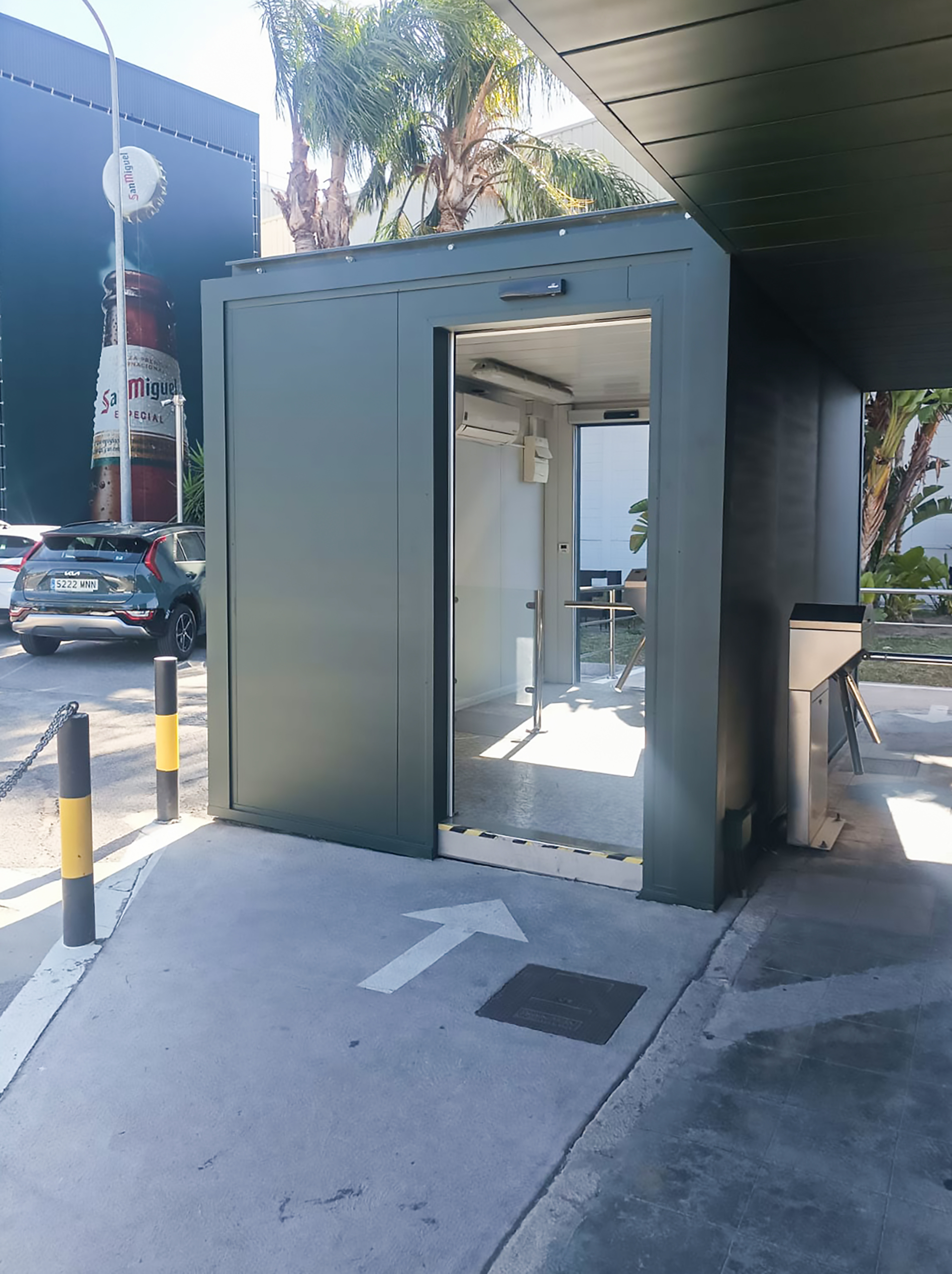 Módulo prefabricado de Europa Prefabri con revestimientos personalizados, opciones de acabado en superficies gofradas, acanaladas y lisas, y vinilos exteriores con colores corporativos y logotipos. Diseño adaptable con pintura en diversos colores, peto perimetral y estructura oculta para un acabado moderno y profesional san miguel