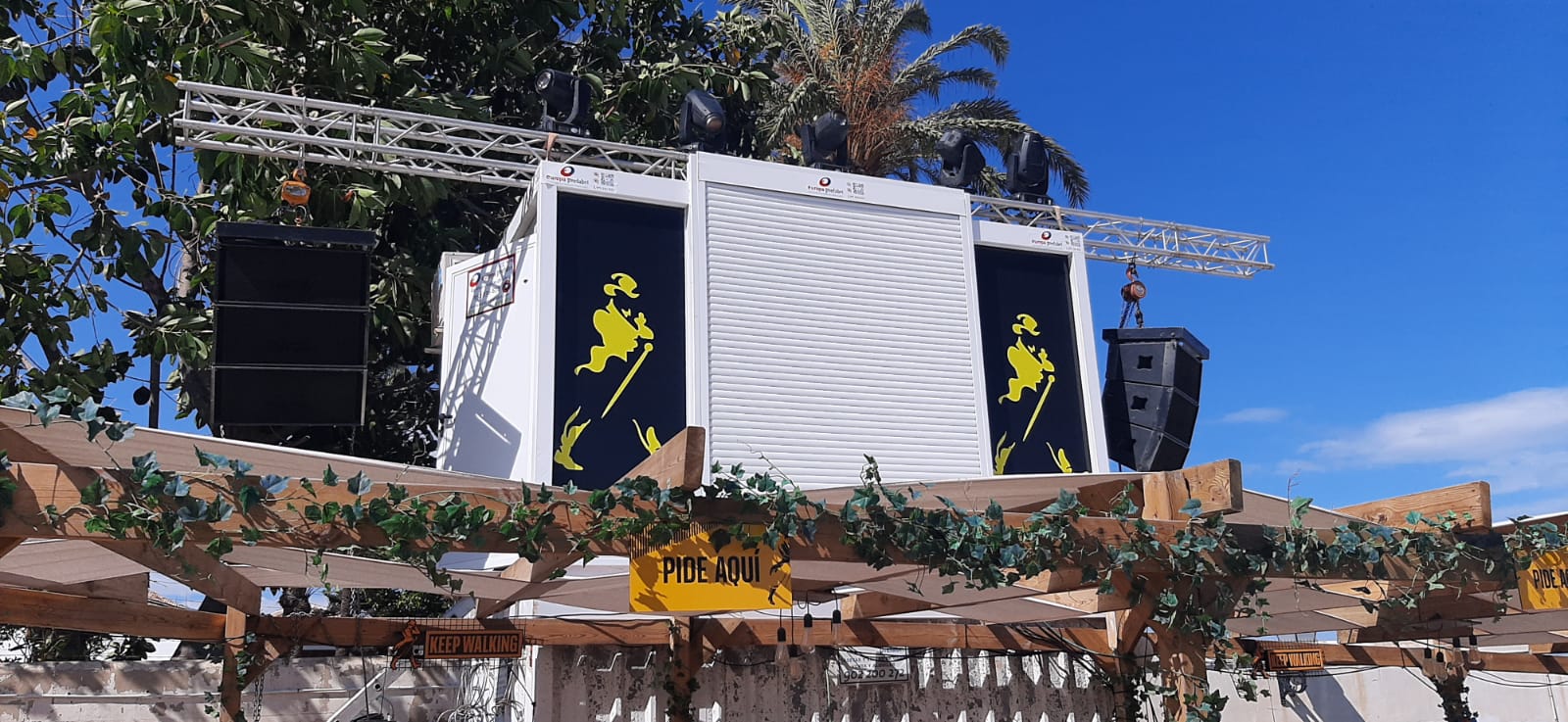 Cabina de DJ moderna y segura, diseñada por Europa Prefabri para el festival Mare Nostrum en el Castillo de Sohail, Fuengirola.