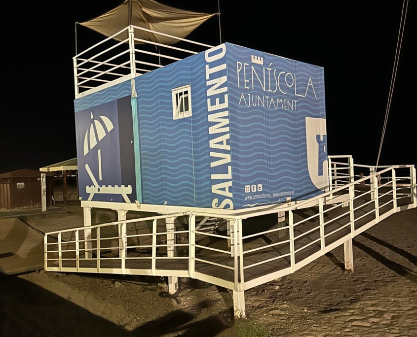 Módulo prefabricado de Europa Prefabri con revestimientos personalizados, opciones de acabado en superficies gofradas, acanaladas y lisas, y vinilos exteriores con colores corporativos y logotipos. Diseño adaptable con pintura en diversos colores, peto perimetral y estructura oculta para un acabado moderno y profesional. modulos de playa
