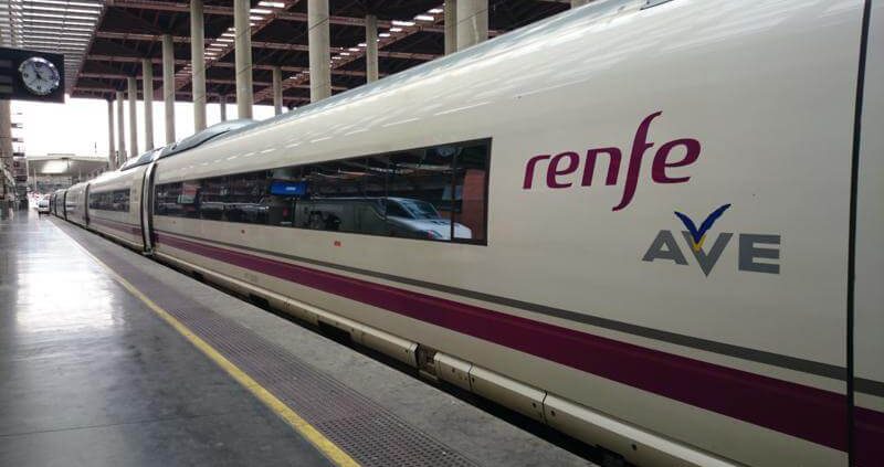 Le groupe Europa Prefabri est en train d'installer des abris de voiture dans l'Avenue de Elche, où se construit actuellement une nouvelle gare.