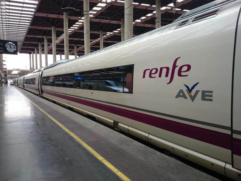 Le groupe Europa Prefabri est en train d'installer des abris de voiture dans l'Avenue de Elche, où se construit actuellement une nouvelle gare.