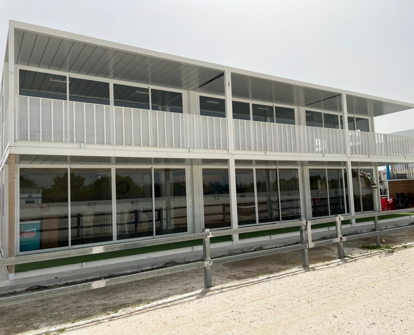 Vista exterior de la moderna cafetería modular instalada por Europa Prefabri en el Centro de Hípica Las Cadenas.