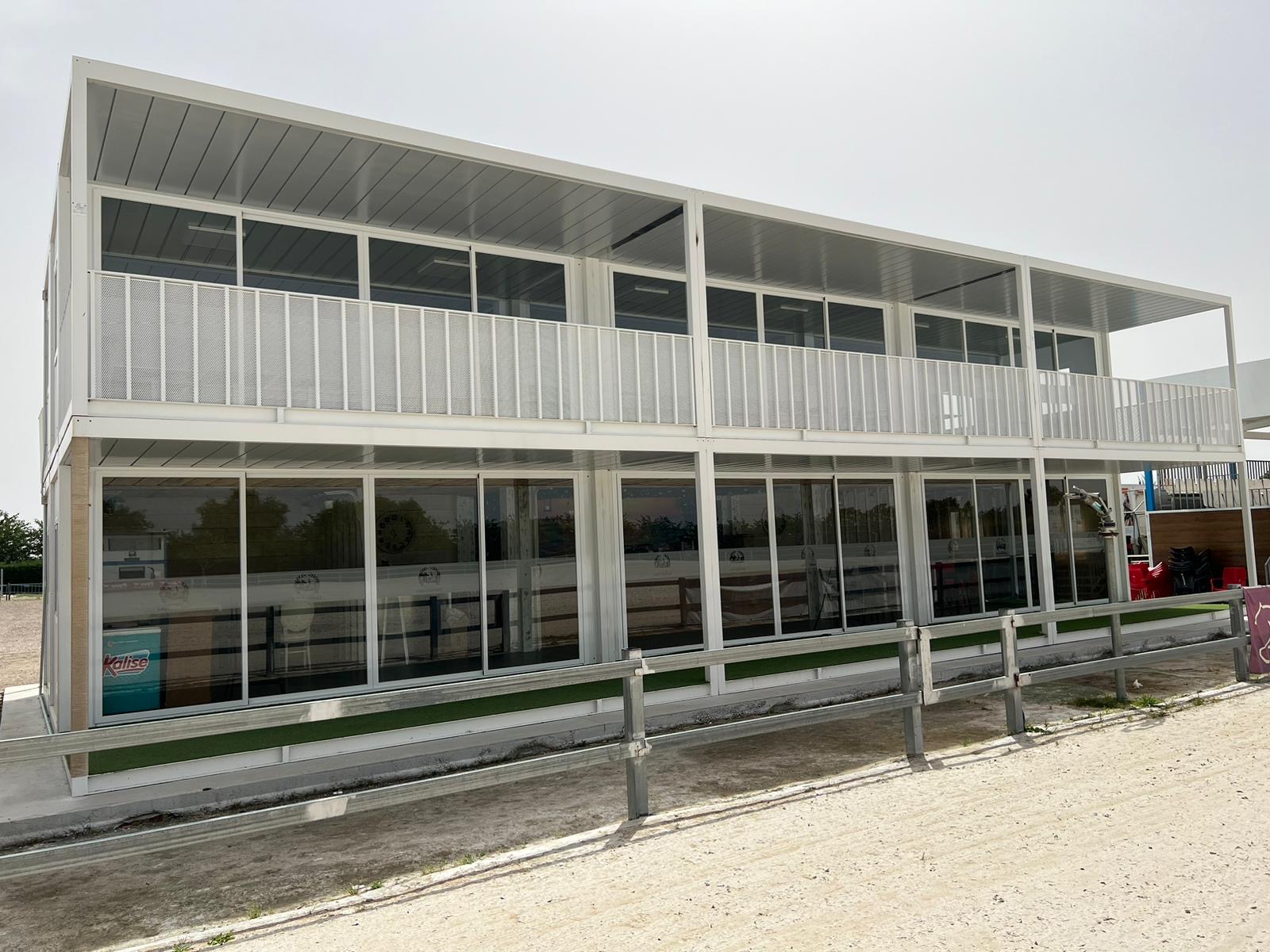 Vista exterior de la moderna cafetería modular instalada por Europa Prefabri en el Centro de Hípica Las Cadenas.