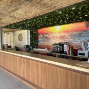 Detalle de la cafetería modular prefabricada, destacando su diseño estético y funcional en el Centro de Hípica Las Cadenas. Soluciones rápidas, adaptables y con menor impacto ambiental.