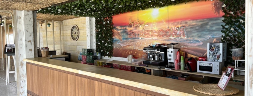 Detalle de la cafetería modular prefabricada, destacando su diseño estético y funcional en el Centro de Hípica Las Cadenas. Soluciones rápidas, adaptables y con menor impacto ambiental.
