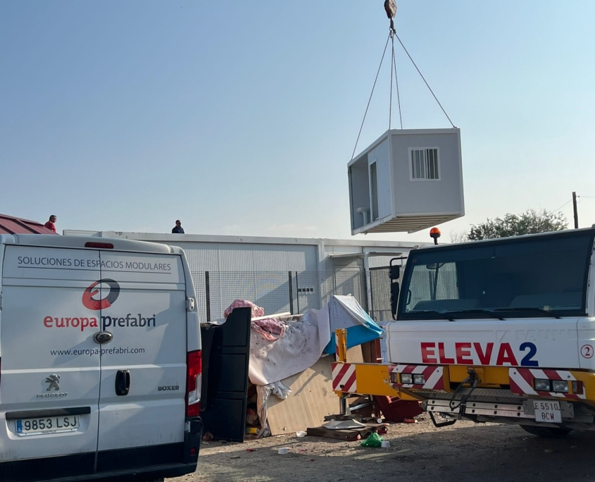 "Conjunto modular en Cañada Real destinado a un centro de ayuda a la drogadicción, con sala de venopunción y espacios adaptados para atención sanitaria."