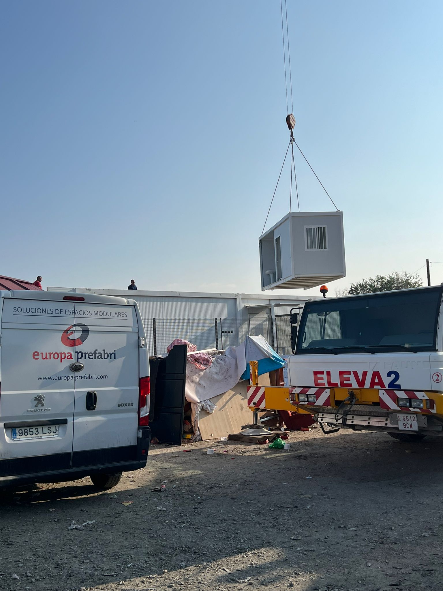 "Conjunto modular en Cañada Real destinado a un centro de ayuda a la drogadicción, con sala de venopunción y espacios adaptados para atención sanitaria."