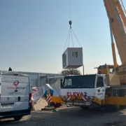 "Conjunto modular en Cañada Real destinado a un centro de ayuda a la drogadicción, con sala de venopunción y espacios adaptados para atención sanitaria."