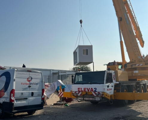 "Conjunto modular en Cañada Real destinado a un centro de ayuda a la drogadicción, con sala de venopunción y espacios adaptados para atención sanitaria."