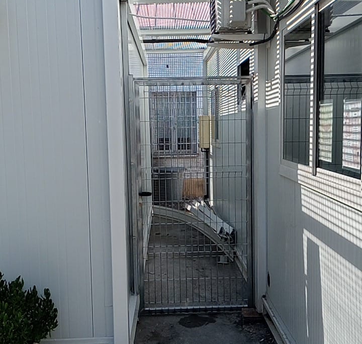 "Conjunto modular en Cañada Real destinado a un centro de ayuda a la drogadicción, con sala de venopunción y espacios adaptados para atención sanitaria."