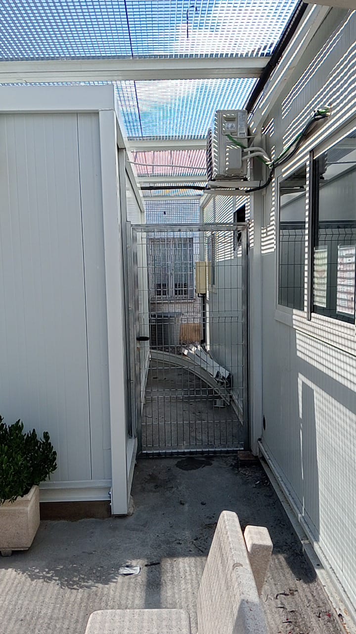 "Conjunto modular en Cañada Real destinado a un centro de ayuda a la drogadicción, con sala de venopunción y espacios adaptados para atención sanitaria."