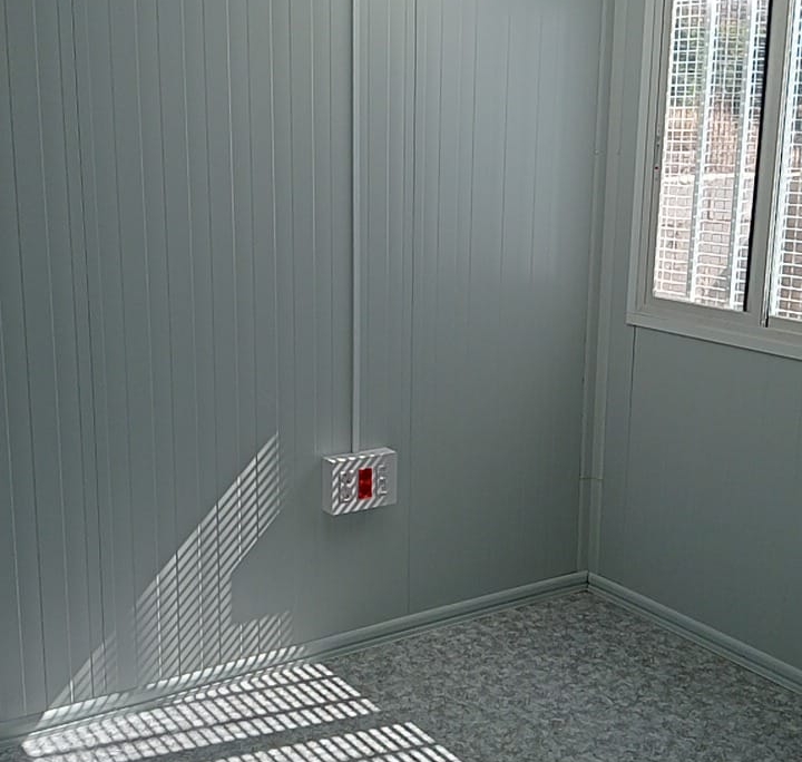 "Conjunto modular en Cañada Real destinado a un centro de ayuda a la drogadicción, con sala de venopunción y espacios adaptados para atención sanitaria."