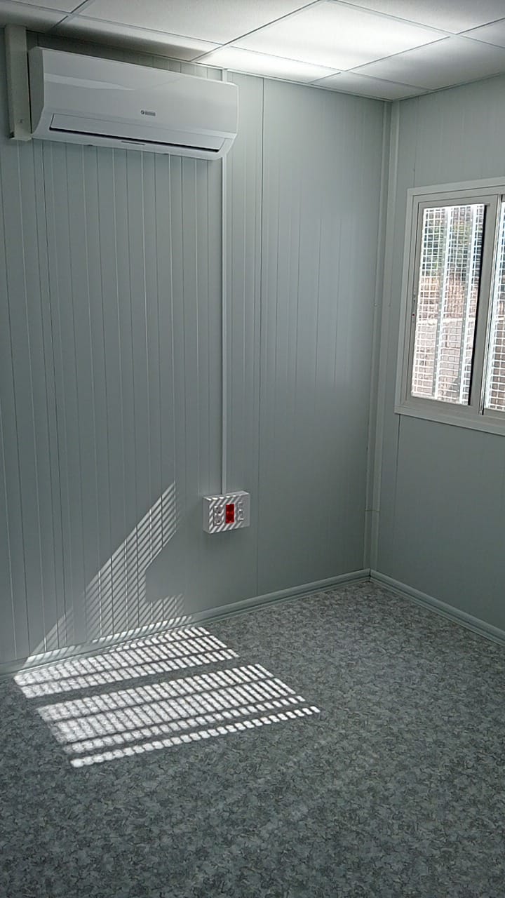 "Conjunto modular en Cañada Real destinado a un centro de ayuda a la drogadicción, con sala de venopunción y espacios adaptados para atención sanitaria."
