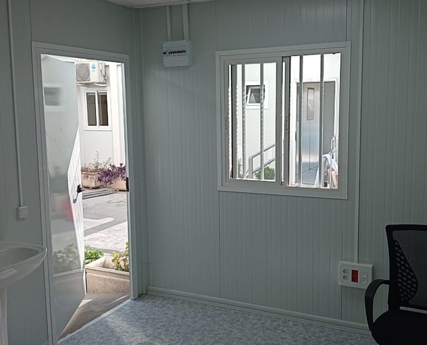 "Conjunto modular en Cañada Real destinado a un centro de ayuda a la drogadicción, con sala de venopunción y espacios adaptados para atención sanitaria."