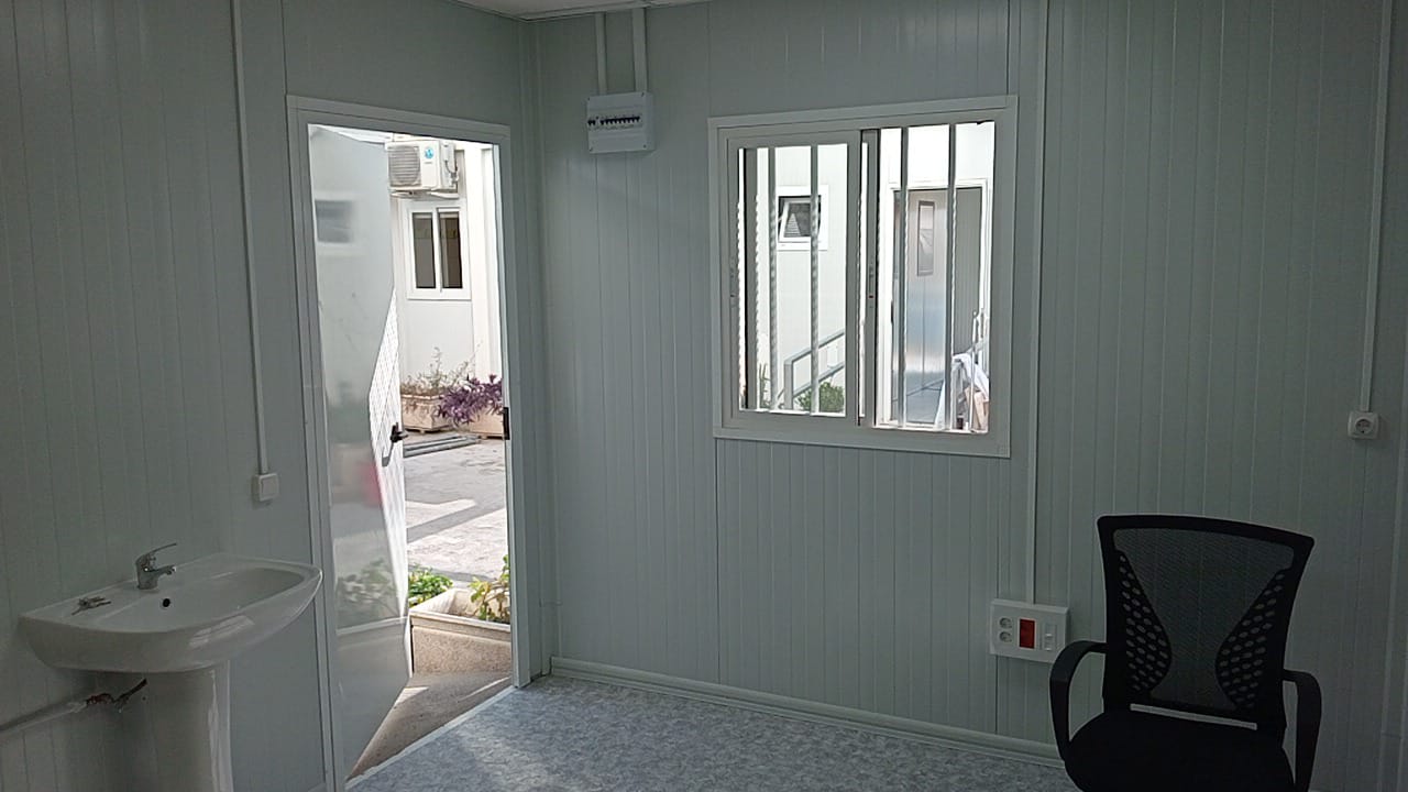 "Conjunto modular en Cañada Real destinado a un centro de ayuda a la drogadicción, con sala de venopunción y espacios adaptados para atención sanitaria."