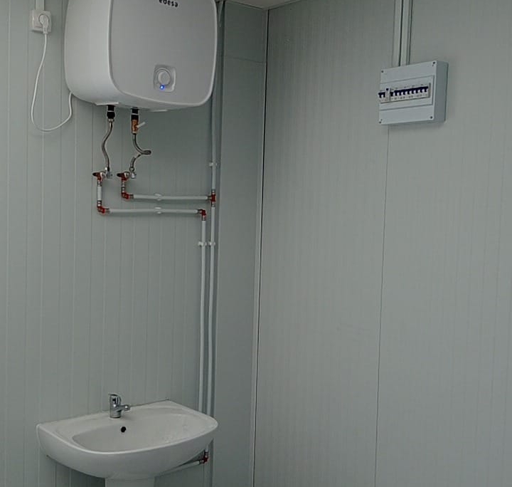 "Conjunto modular en Cañada Real destinado a un centro de ayuda a la drogadicción, con sala de venopunción y espacios adaptados para atención sanitaria."