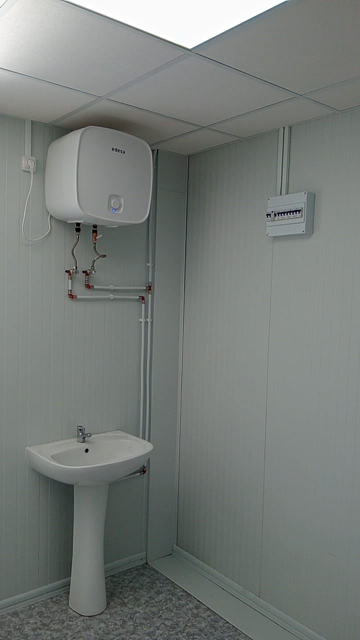 "Conjunto modular en Cañada Real destinado a un centro de ayuda a la drogadicción, con sala de venopunción y espacios adaptados para atención sanitaria."