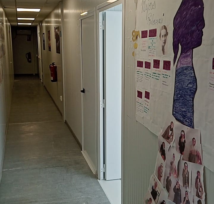 "Conjunto modular en Cañada Real destinado a un centro de ayuda a la drogadicción, con sala de venopunción y espacios adaptados para atención sanitaria."