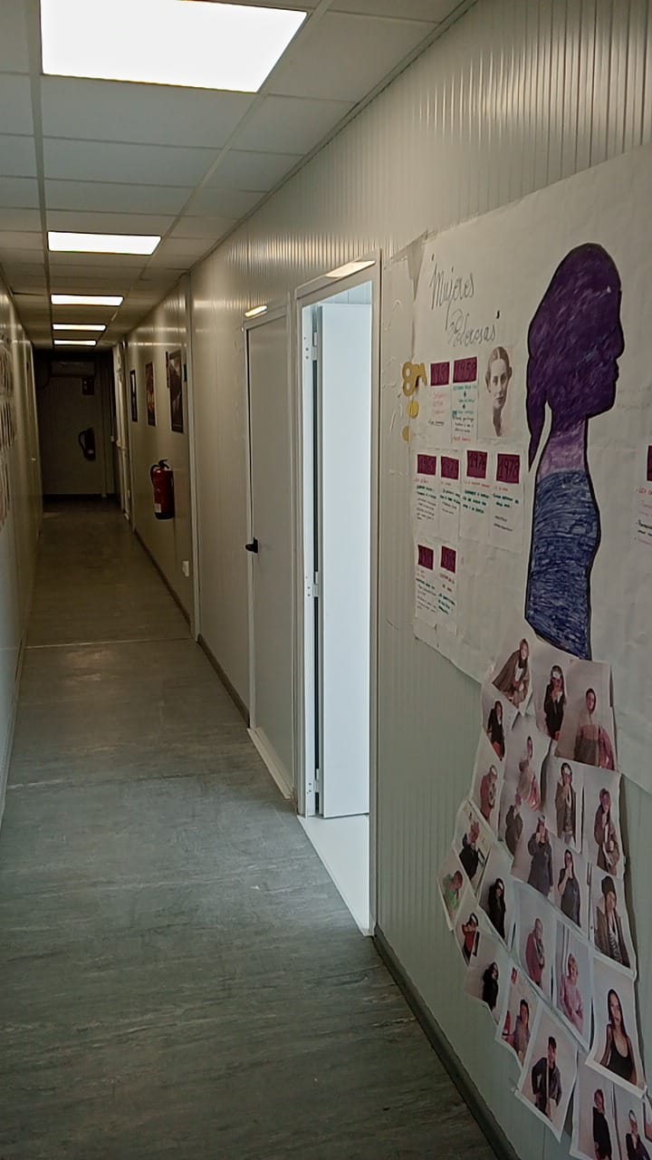 "Conjunto modular en Cañada Real destinado a un centro de ayuda a la drogadicción, con sala de venopunción y espacios adaptados para atención sanitaria."
