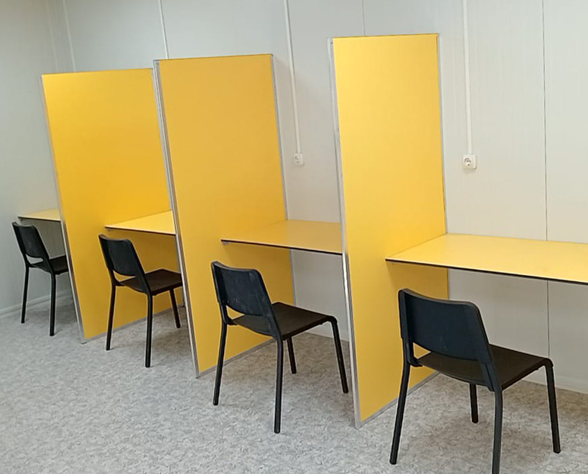 "Conjunto modular en Cañada Real destinado a un centro de ayuda a la drogadicción, con sala de venopunción y espacios adaptados para atención sanitaria."