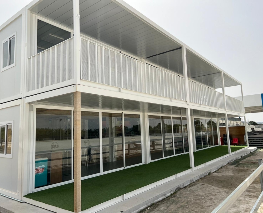 Vista exterior de la moderna cafetería modular instalada por Europa Prefabri en el Centro de Hípica Las Cadenas.