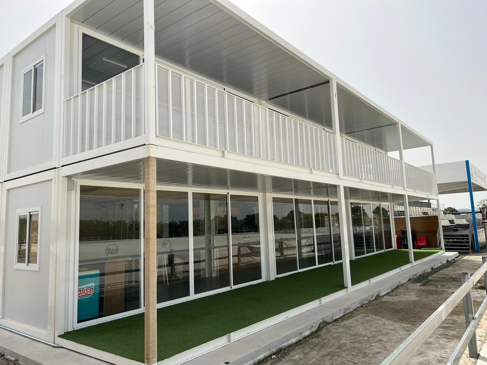 Vista exterior de la moderna cafetería modular instalada por Europa Prefabri en el Centro de Hípica Las Cadenas.