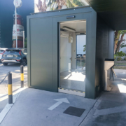 "Módulo prefabricado revestido con puertas automatizadas instalado en la fábrica San Miguel, destacando su diseño moderno y funcionalidad."