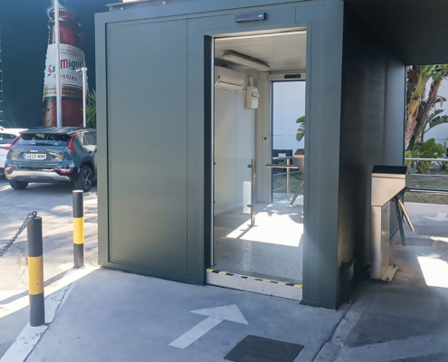 "Módulo prefabricado revestido con puertas automatizadas instalado en la fábrica San Miguel, destacando su diseño moderno y funcionalidad."