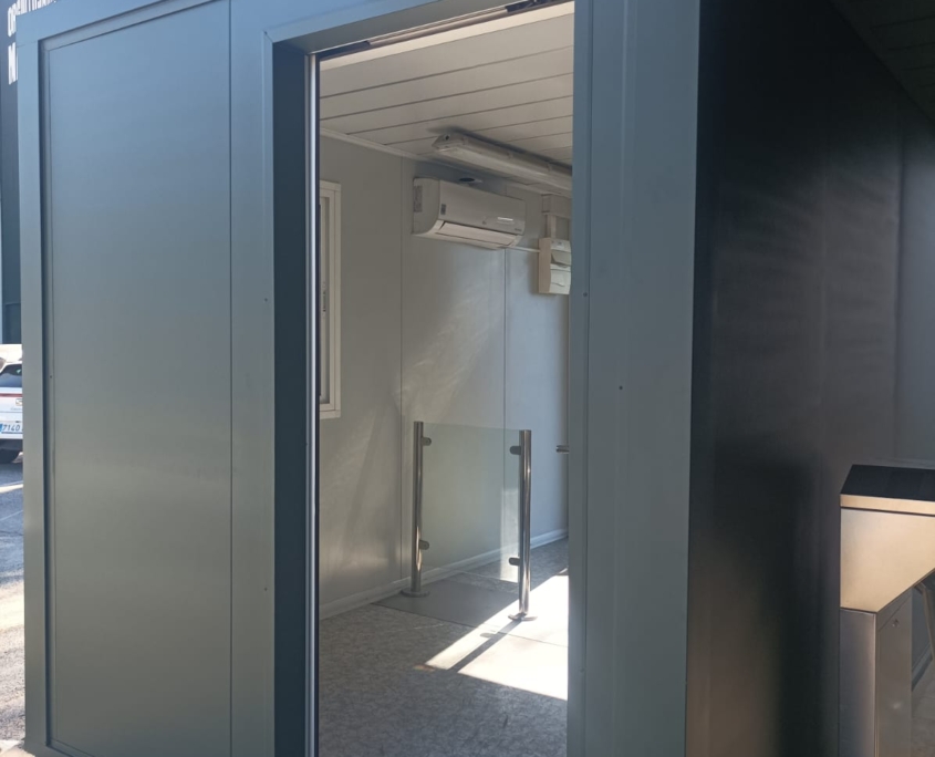 "Módulo prefabricado revestido con puertas automatizadas instalado en la fábrica San Miguel, destacando su diseño moderno y funcionalidad."