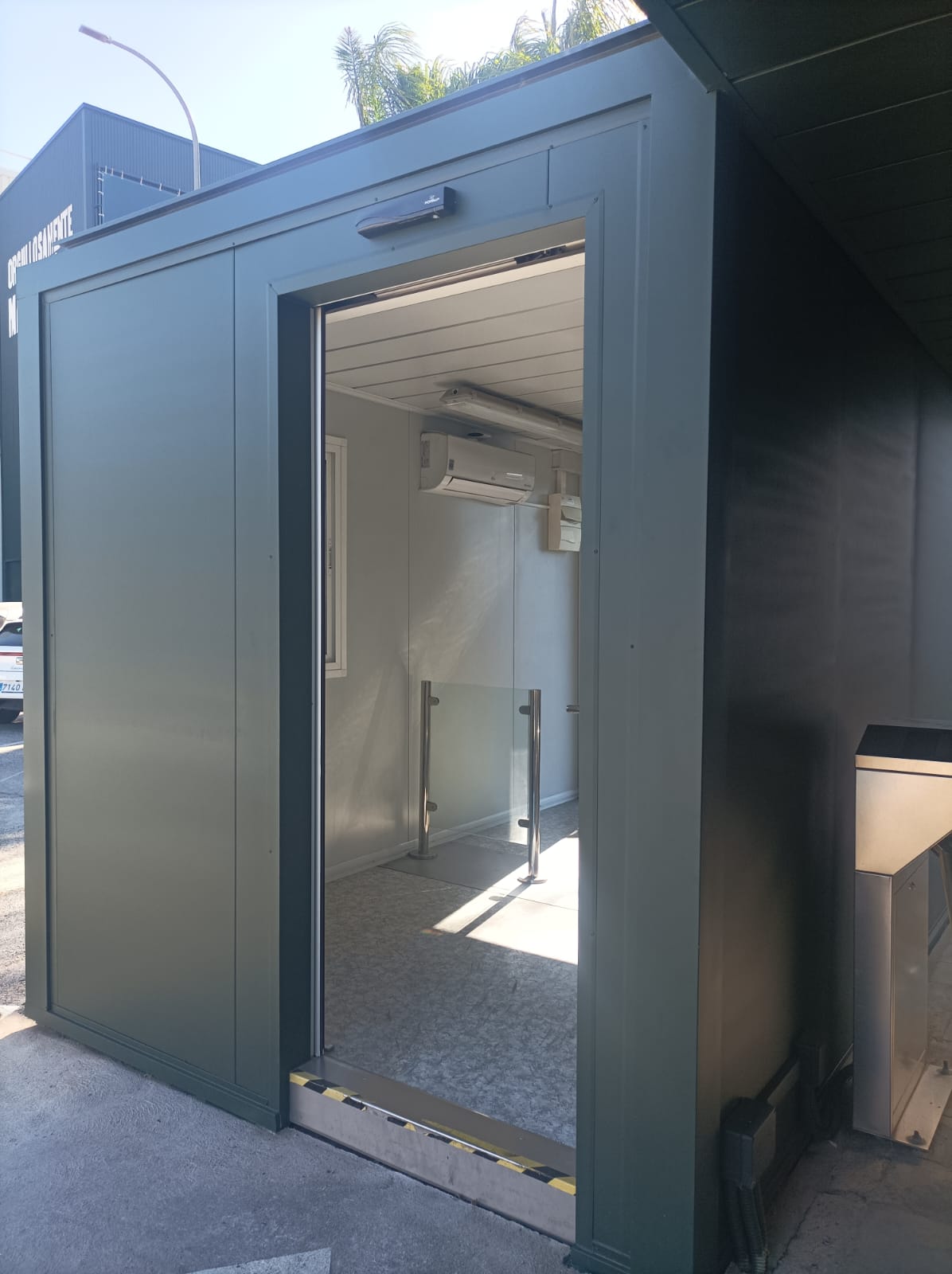 "Módulo prefabricado revestido con puertas automatizadas instalado en la fábrica San Miguel, destacando su diseño moderno y funcionalidad."