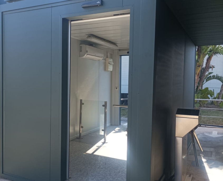 "Módulo prefabricado revestido con puertas automatizadas instalado en la fábrica San Miguel, destacando su diseño moderno y funcionalidad."