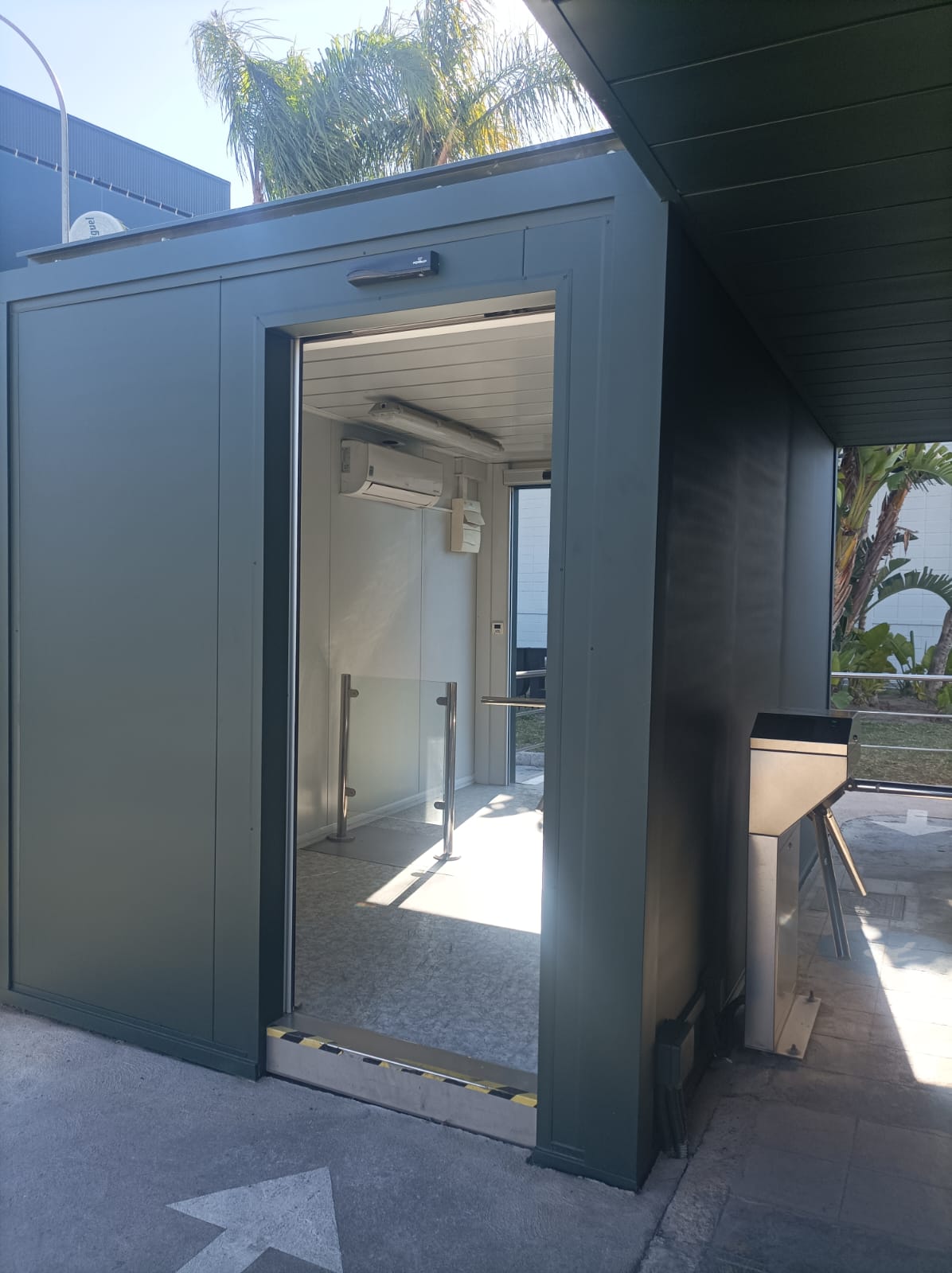 "Módulo prefabricado revestido con puertas automatizadas instalado en la fábrica San Miguel, destacando su diseño moderno y funcionalidad."