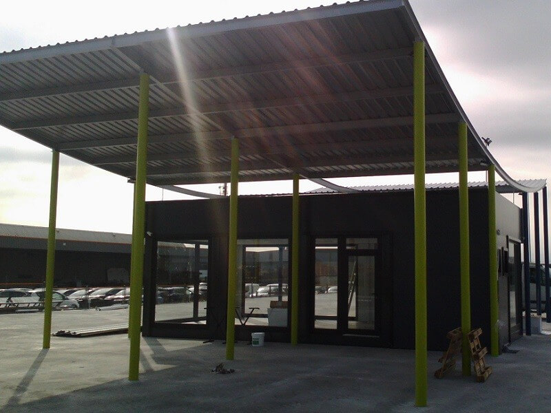 A modular office building for a car dealer in Madrid