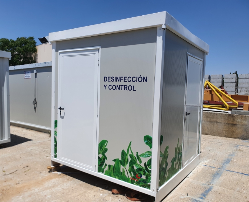 Módulo prefabricado de Europa Prefabri con revestimientos personalizados, opciones de acabado en superficies gofradas, acanaladas y lisas, y vinilos exteriores con colores corporativos y logotipos. Diseño adaptable con pintura en diversos colores, peto perimetral y estructura oculta para un acabado moderno y profesional.