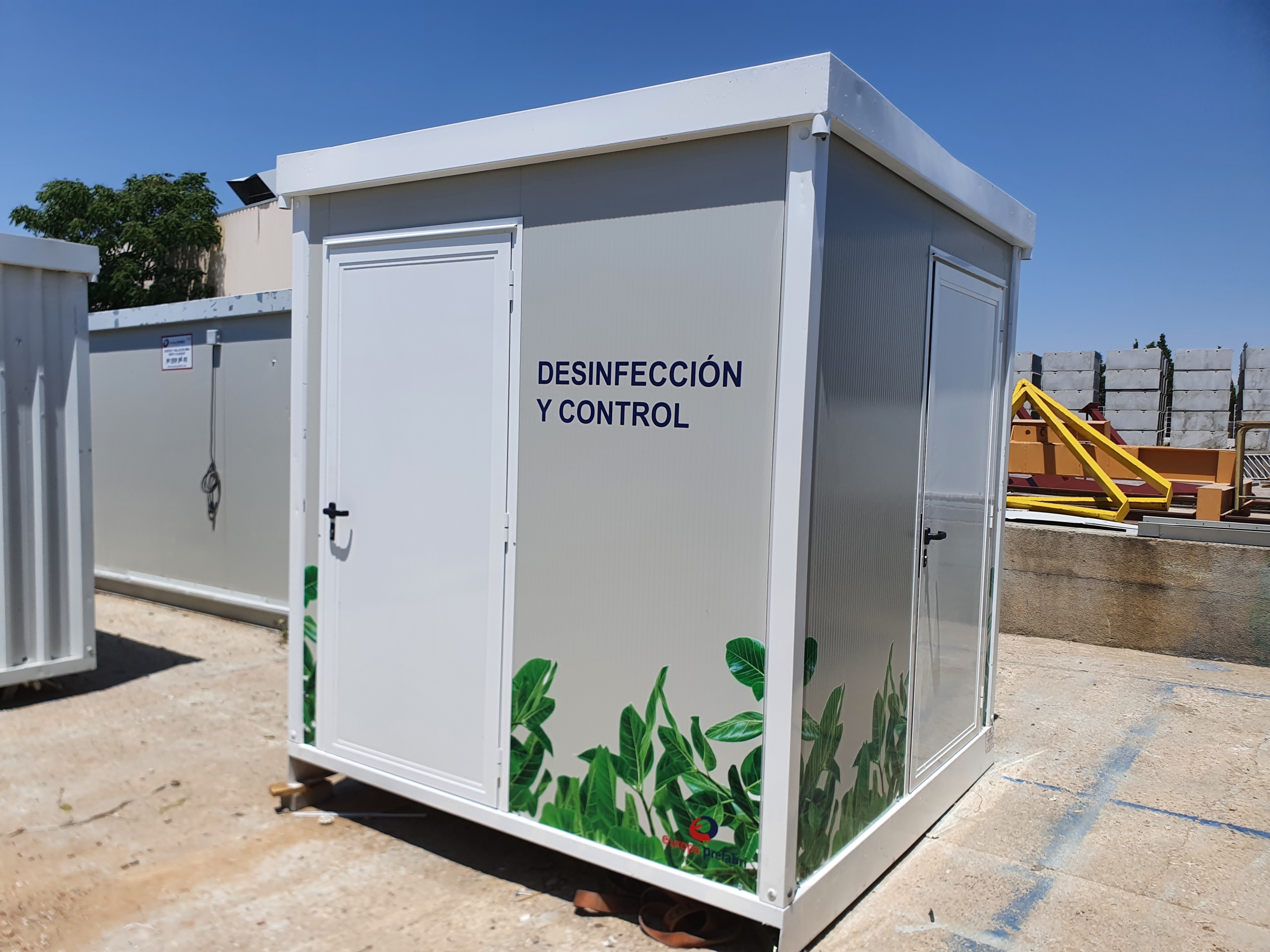 Módulo prefabricado de Europa Prefabri con revestimientos personalizados, opciones de acabado en superficies gofradas, acanaladas y lisas, y vinilos exteriores con colores corporativos y logotipos. Diseño adaptable con pintura en diversos colores, peto perimetral y estructura oculta para un acabado moderno y profesional.