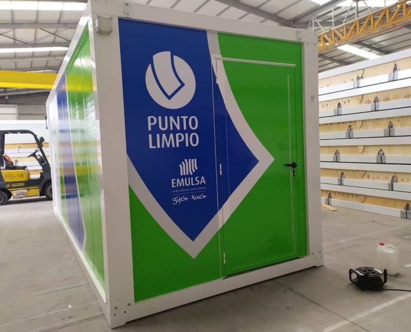 Módulo prefabricado de Europa Prefabri con revestimientos personalizados, opciones de acabado en superficies gofradas, acanaladas y lisas, y vinilos exteriores con colores corporativos y logotipos. Diseño adaptable con pintura en diversos colores, peto perimetral y estructura oculta para un acabado moderno y profesional.