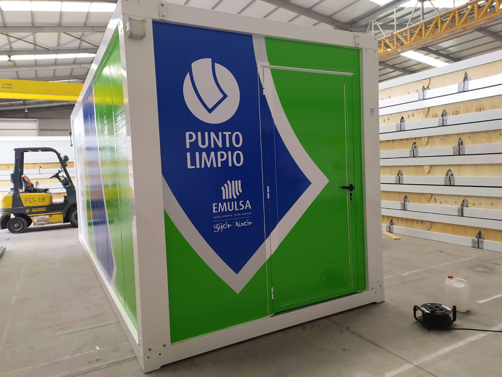 Módulo prefabricado de Europa Prefabri con revestimientos personalizados, opciones de acabado en superficies gofradas, acanaladas y lisas, y vinilos exteriores con colores corporativos y logotipos. Diseño adaptable con pintura en diversos colores, peto perimetral y estructura oculta para un acabado moderno y profesional.